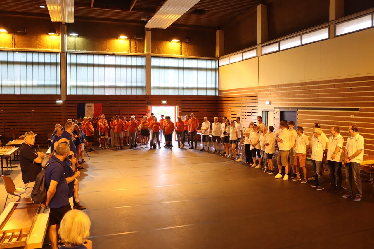 Les équipes alignées dans la salle pour l'ouverture du tournoi