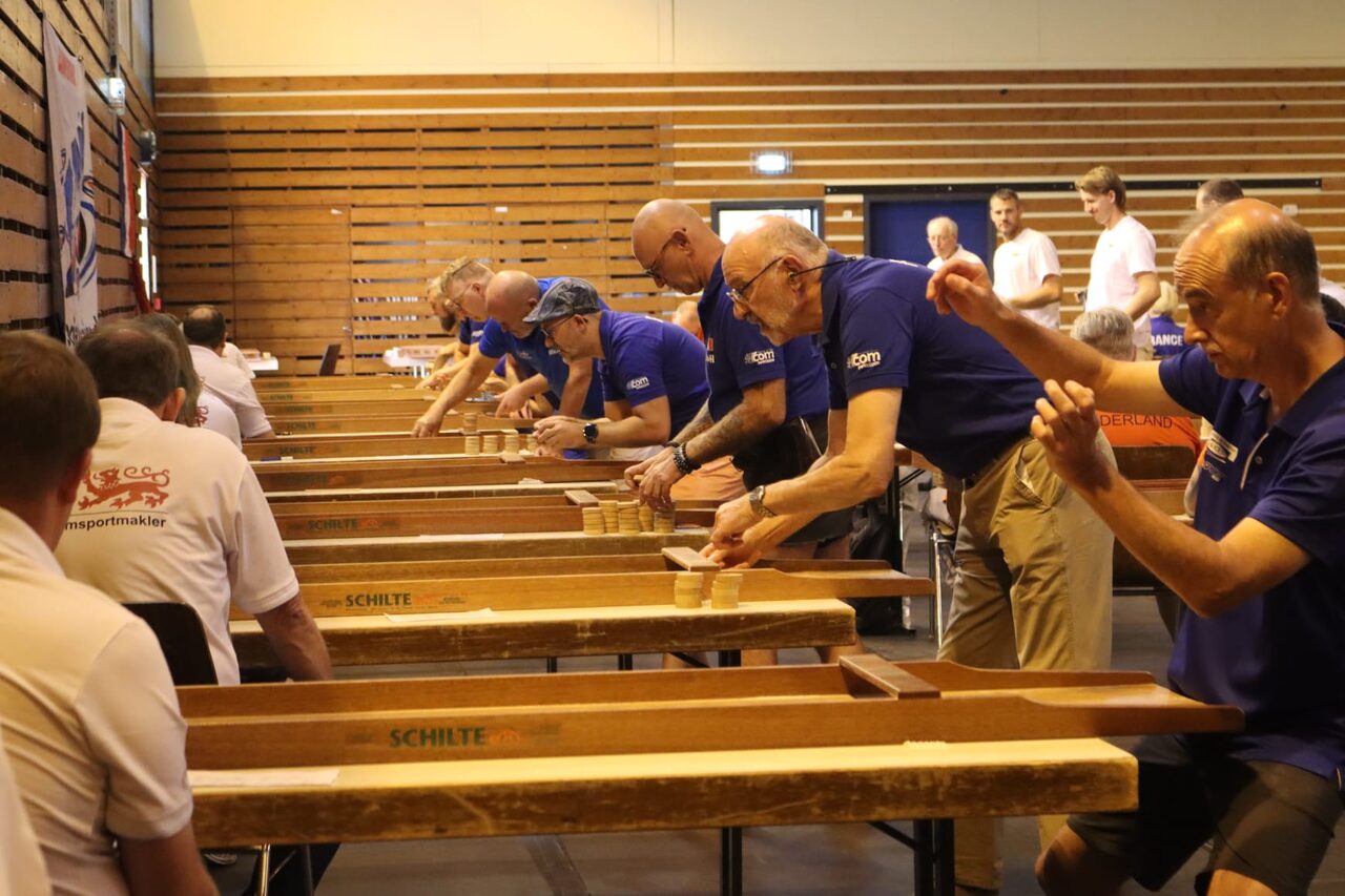 Joueurs concentrés sur leurs pistes de sjoelbak