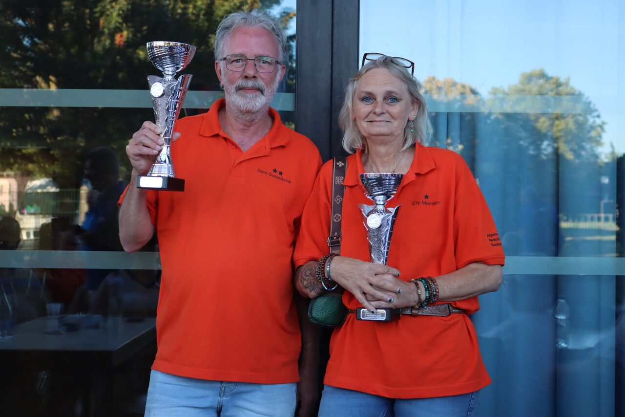 Deux lauréats avec leur coupe