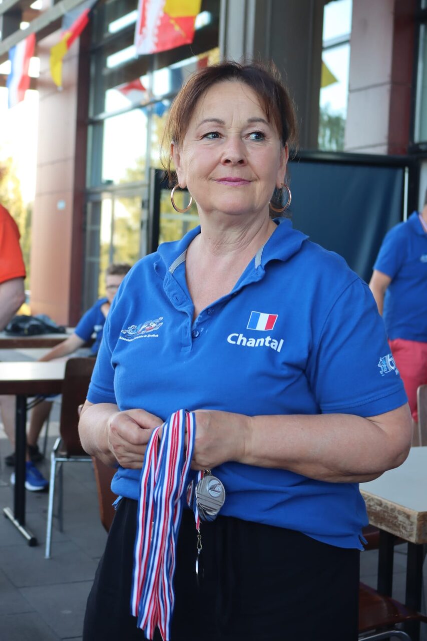 Une joueuse de l'équipe de France avec les médailles