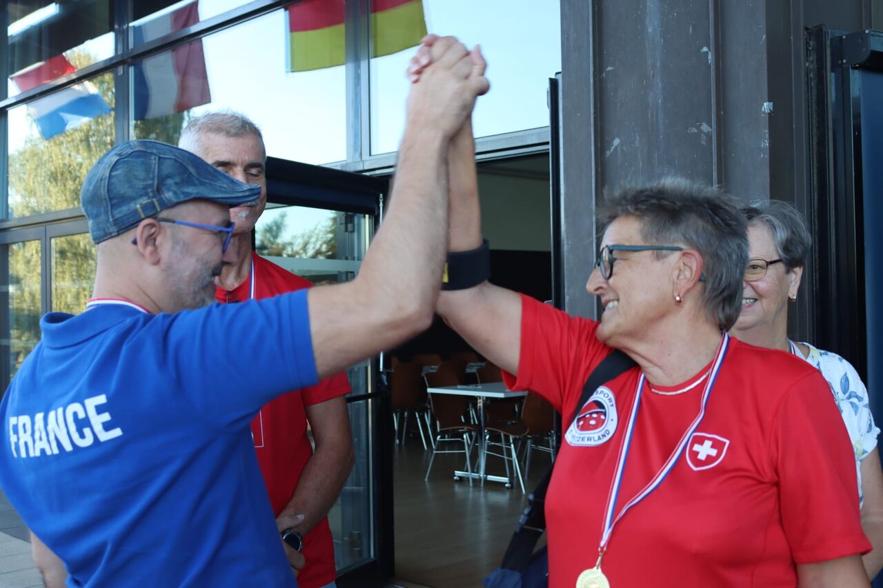 Félicitations entre joueurs à l'issue du tournoi